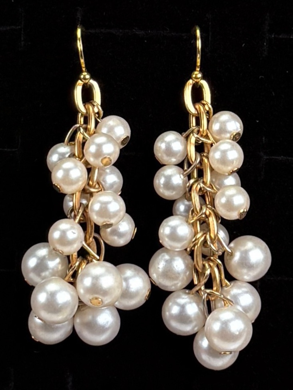 Pretty goldtone, faux pearl cluster cha-cha pierced drop earrings